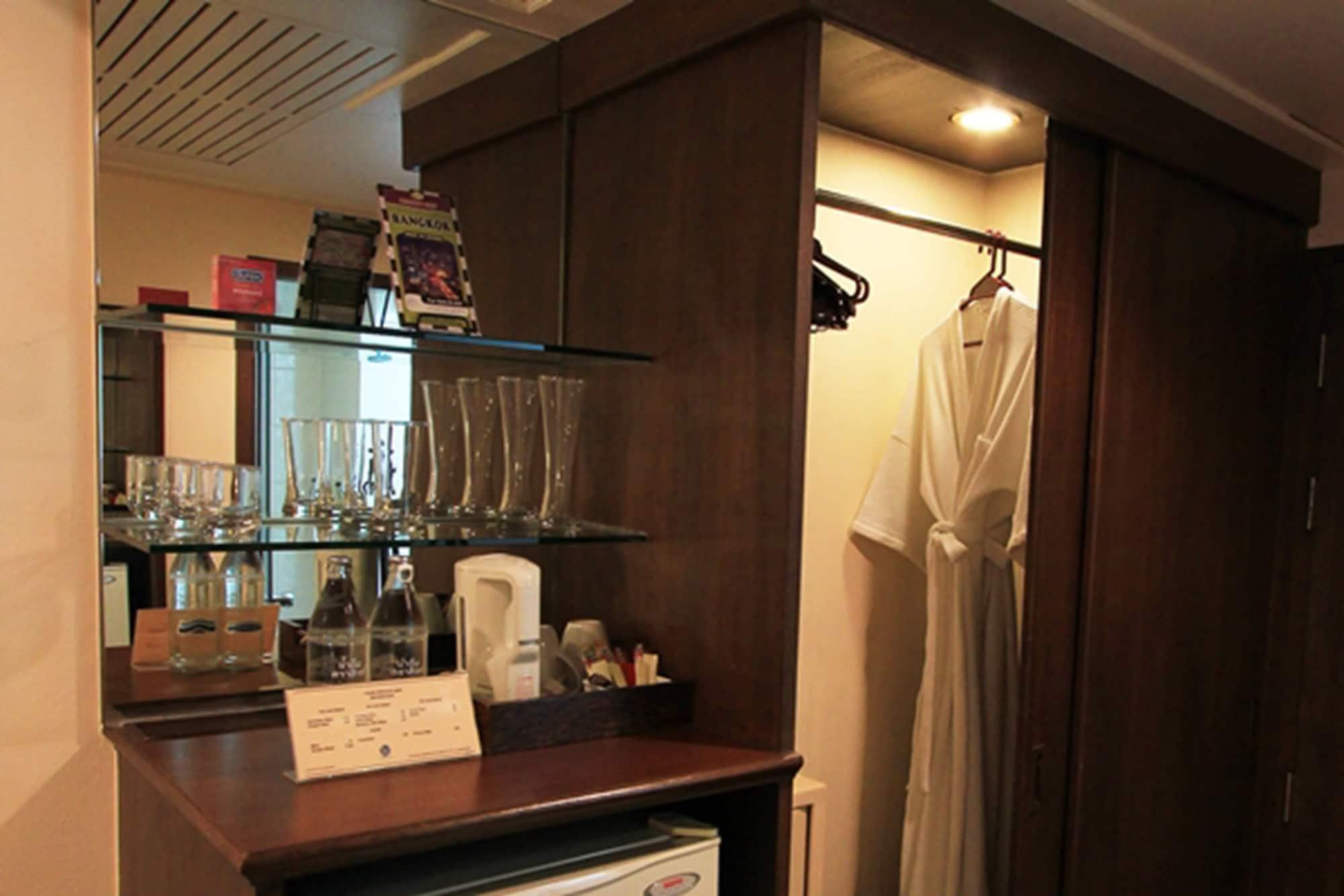 St. James Hotel Bangkok Bagian luar foto