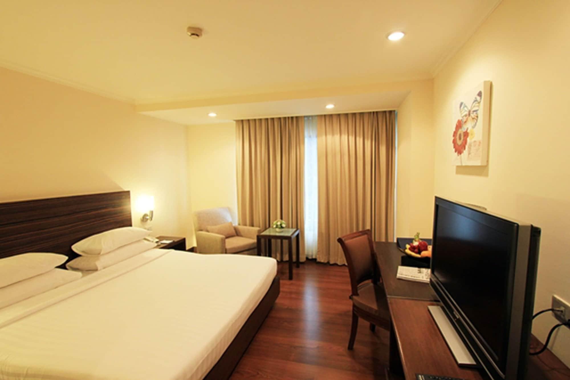 St. James Hotel Bangkok Bagian luar foto