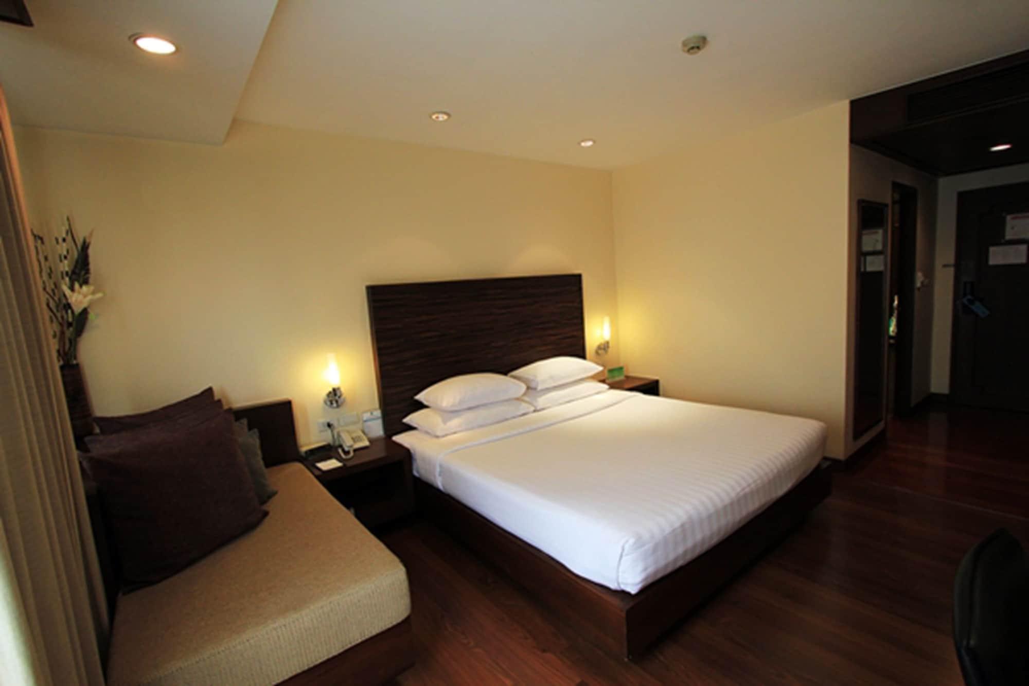 St. James Hotel Bangkok Bagian luar foto
