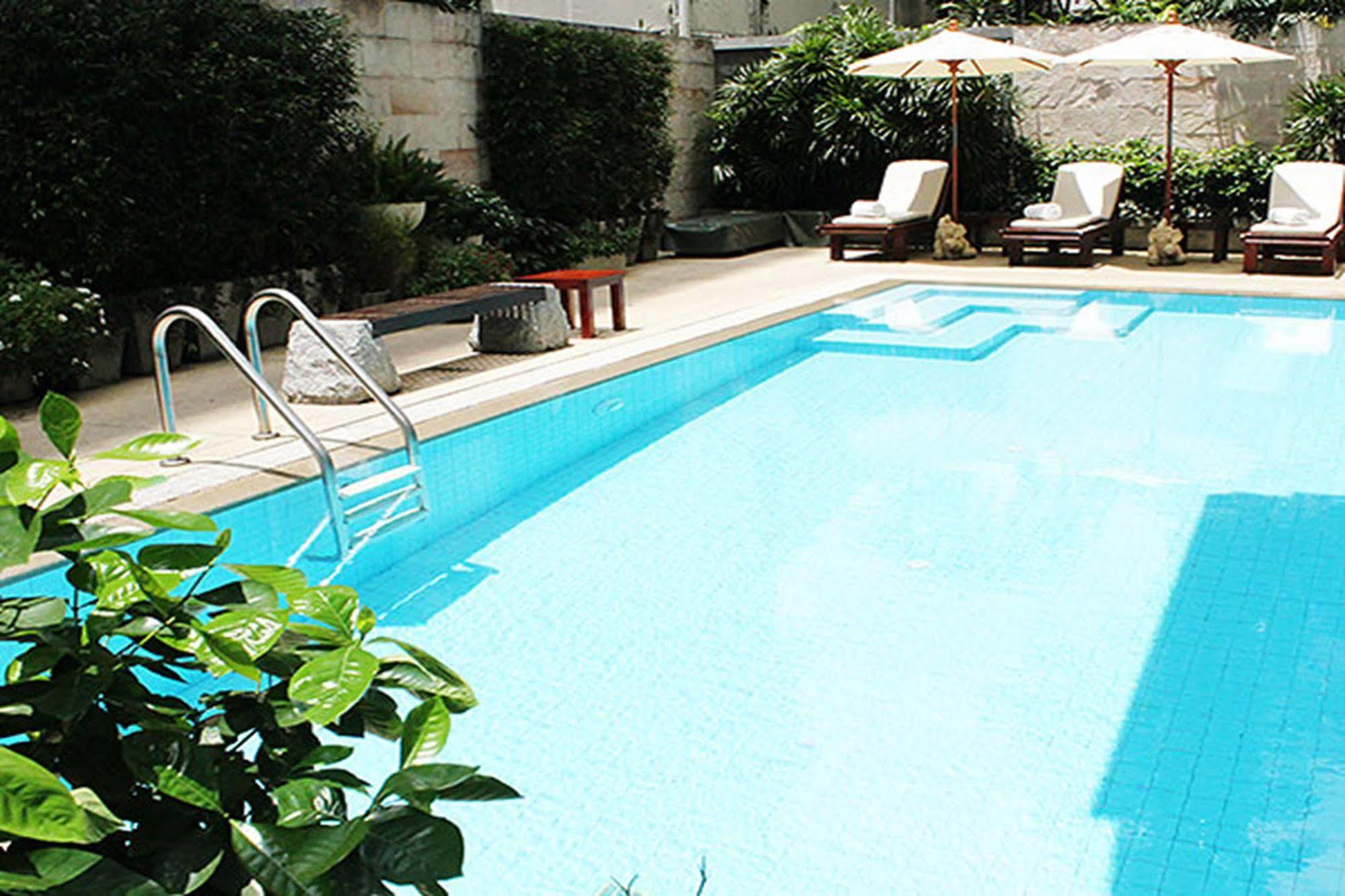 St. James Hotel Bangkok Bagian luar foto